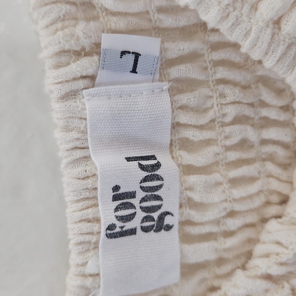 Chic Women's Cream Blouse with Smocked Bodice - Picture 4 of 5